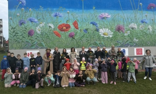Zdjęcie do Kwintesencja dziecięcej szczęśliwości &ndash; nowy mural w Starogardzie