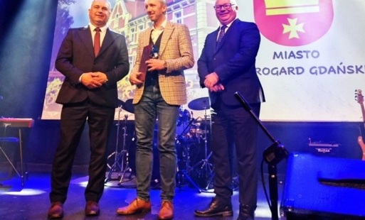 Zdjęcie do Nagroda dla naczelnika Wydziału Techniczno-Inwestycyjnego Janusza Karczyńskiego