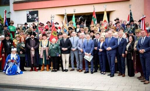 Zdjęcie do 30 lat tradycji i wsp&oacute;lnoty. Bractwa Kurkowe Okręgu Pomorskiego świętowały Jubileusz z hukiem