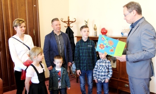 Zdjęcie do Program Rodzina 500+. Tysiąc wypłat w miesiąc