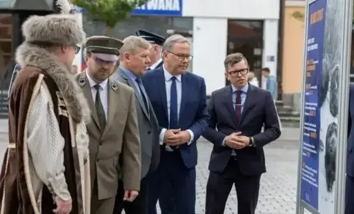 Uczestnicy oglądają wystawę.