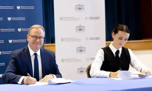 Prezydent i wojewoda podpisują umowę.