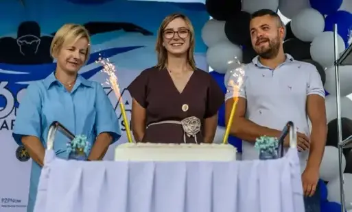 Na zdjęciu prezes klubu z gośćmi i tortem.