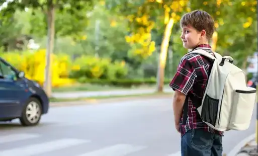 Uczeń przechodzi przez ulicę.