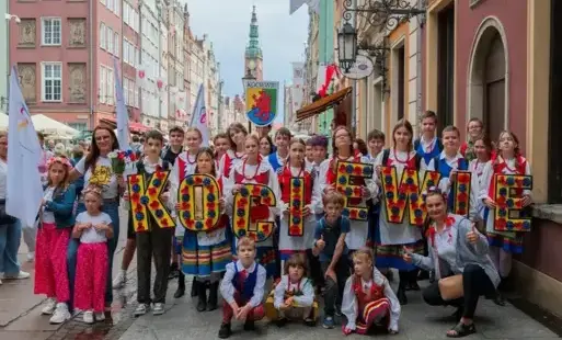 Zdjęcie uczestników korowodu na ulicy Gdańska.