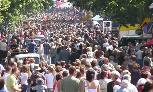 Zdjęcie tłumu na ulicy.