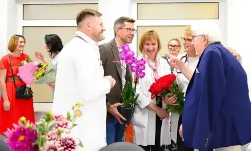 Goście i lekarze składają życzenia Andrzejowi Wardynowi.