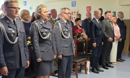 Pracownicy aresztu i goście.