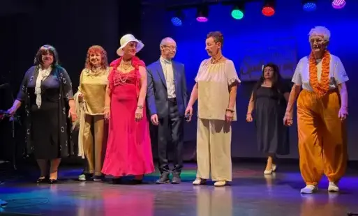 Seniorzy występują na scenie.