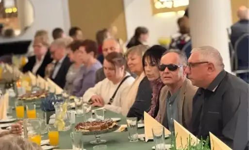 Członkowie związku siedzą przy wspólnym stole.