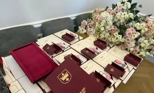 Na zdjęciu dznaki, które wręczał prezydent.