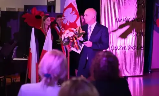 Na zdjęciu dyrektor szkoły.