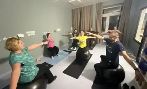 Ludzie na sali ćwiczą 