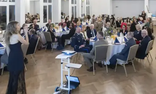 Sala pełlna gości. 35-lecie Miejskiego Ośrodka Pomocy Społecznej