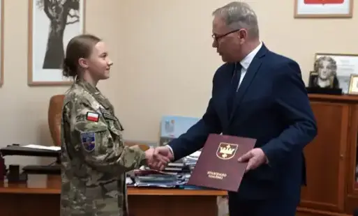 Mężczyzna podaje dłoń dziewczynie i gratuluje sukcesu.