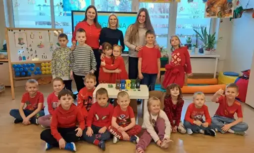 Wspólne zdjęcie dzieci i pracowników WOŚ.