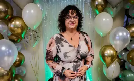 Kobieta w sukience na tle balonów