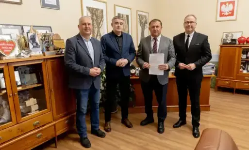 Czterech mężczyzn w garniturach