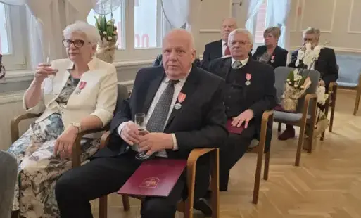 Zdjęcie do "Szczęśliwe małżeństwo, to długa rozmowa, kt&oacute;ra wciąż wydaje się zbyt kr&oacute;tka." Złote Gody par małżeńskich w Starogardzie Gdańskim