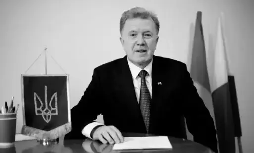 mężczyzna w garniturze