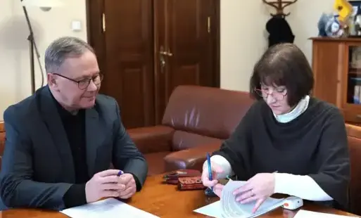 Mężczyzna i kobieta podpisuja umowę.