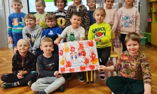 Grupowe zdjęcie dzieci w przedszkolu.