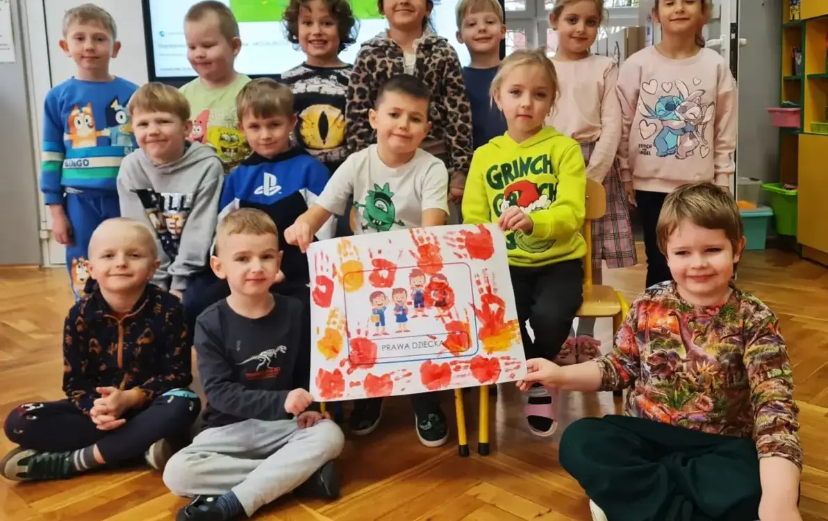 Grupowe zdjęcie dzieci w przedszkolu.
