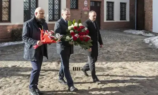 Władze miasta składają kwiaty z okazji Dnia Pamięci Żołnierzy Wykletych 