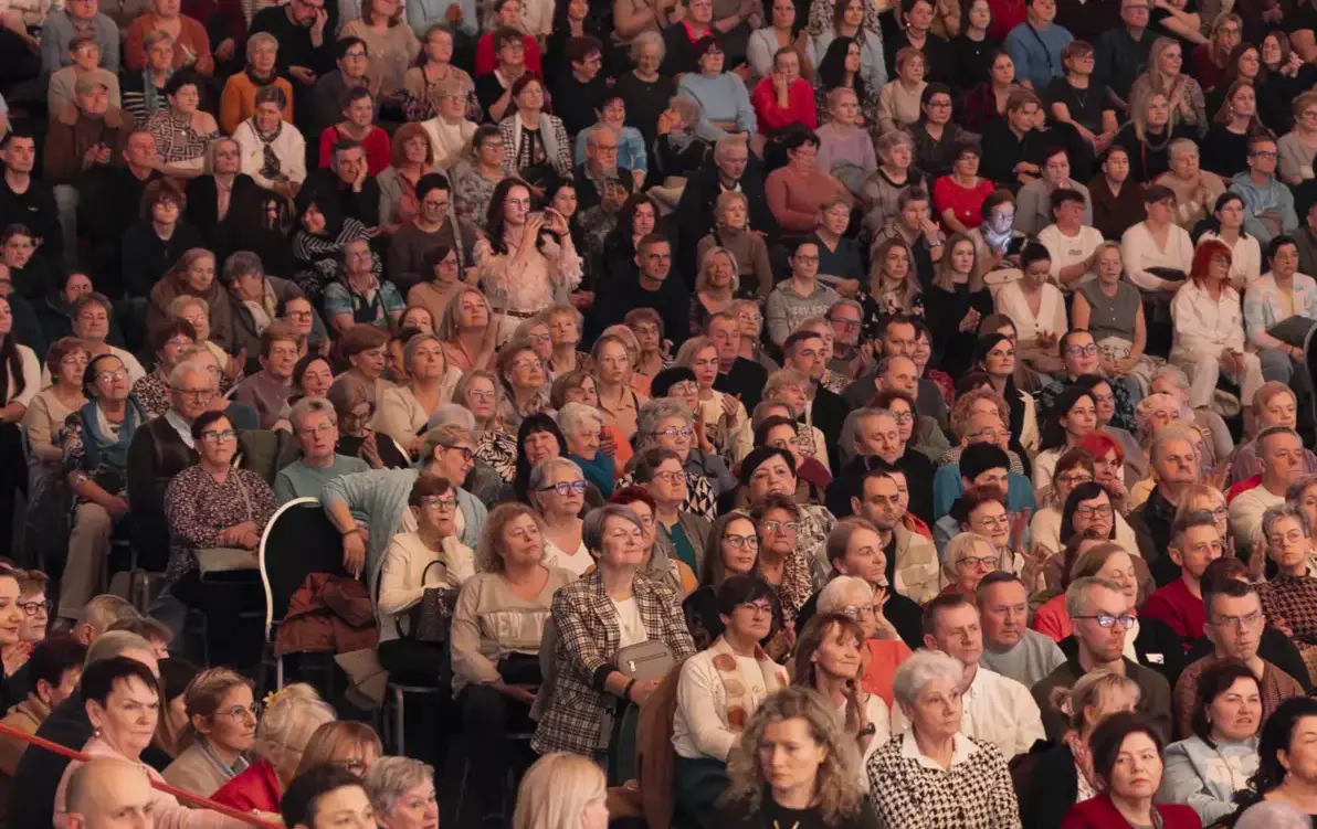 Miejska Hala Sportowa wypełniona po brzegi podczas koncertu z okazji Dnia Kobiet