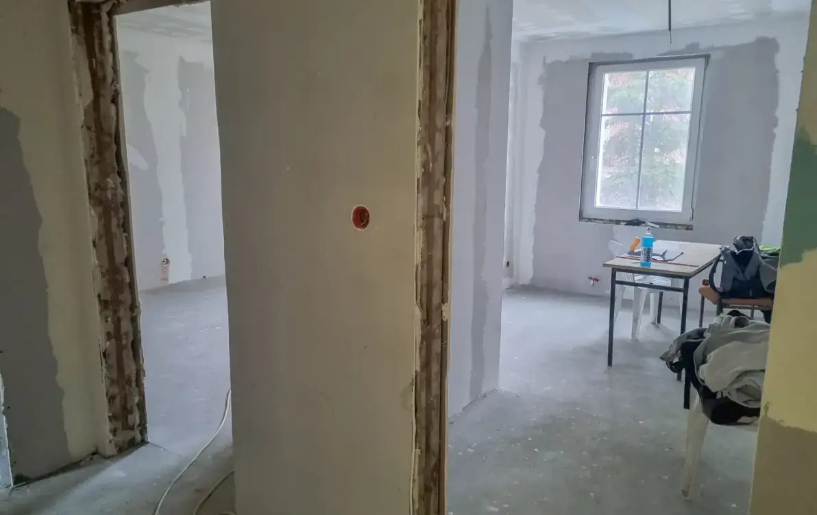 Widok wnętrza mieszkania w czasie remontu 