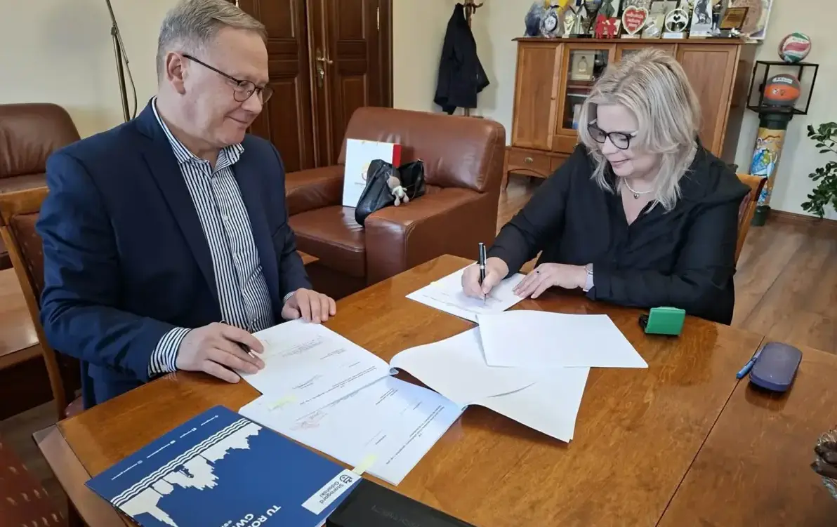 Popdpisanie umowy przy stole