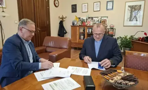Prezydent Miasta podpisuje umowę z ks. Grzegorzem Weisem