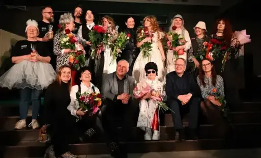 Cała ekipa tetaralna z kwiatami w dłoniach 