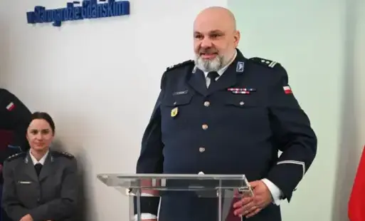 Mężczyzna w mundurze przy mównicy
