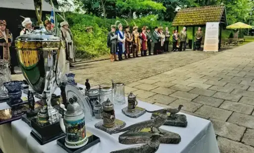 Braca kurkowi w tle . Na pierwszym planie stół z nagrodami w turnieju Strzeleckim