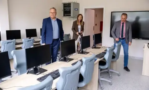 Dwóch mężczyn i kobieta w sali komputerowej 