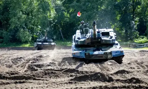 dwa czołgi w terenie zielonym