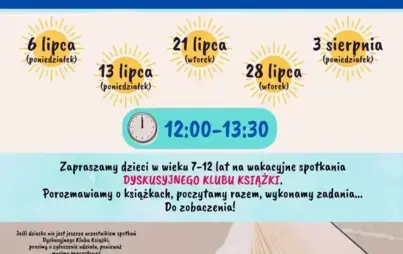 Plakat informacyjny Miejskiej Biblioteki Publicznej w Starogardzie Gdańskim zapraszający dzieci w wieku 7–12 lat na „Wakacyjny Klub Książki”. Na jasnym tle z grafikami słońc podano daty letnich spotkań: 6, 13, 21 i 28 lipca oraz 3 sierpnia, w godzinach 12