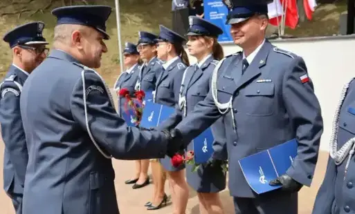 Mundurowi odbierają gratulacje od swojego dwództwa