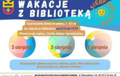 Plakat informujący o zajęciach dla dzieci w wieku 7–10 lat „Wakacje z biblioteką – Sierpień 2026” w Miejskiej Bibliotece Publicznej w Starogardzie Gdańskim. Zajęcia odbywają się 3, 5 i 7 sierpnia w godz. 9:15–11:15. W programie m.in. czytanie, quizy, film