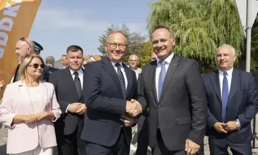 Dwóch mężczyzn w garniturach ściskają dłonie