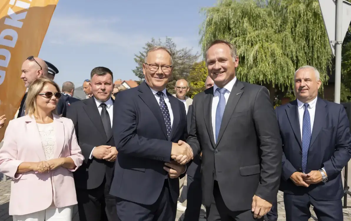 Dwóch mężczyzn w garniturach ściskają dłonie