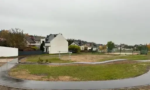 Widok przesytzrni loklanej z rokowiskiem i boiskiem 