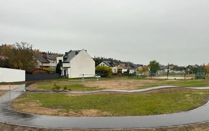 Widok przesytzrni loklanej z rokowiskiem i boiskiem 
