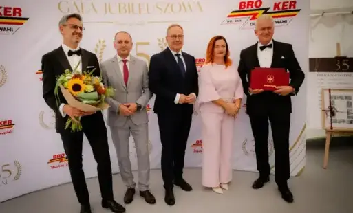 czterech mężczyn i jedna kobieta w śroku. Wszyscy w garniturach
