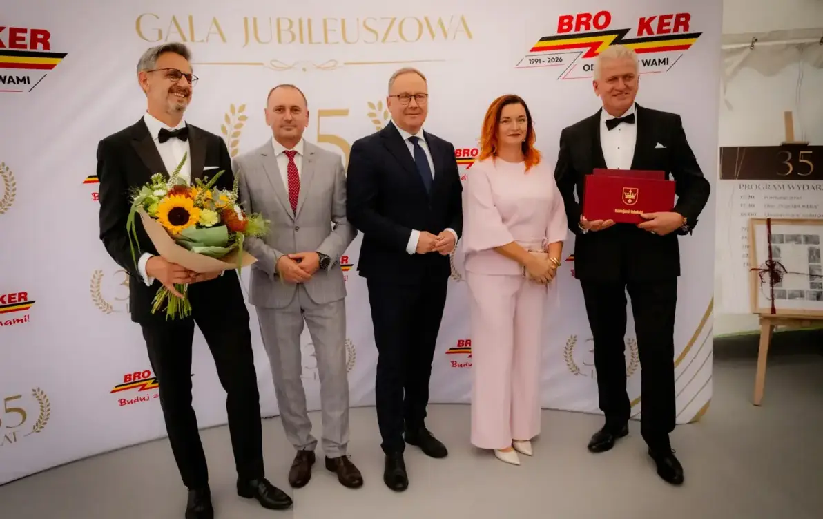 czterech mężczyn i jedna kobieta w śroku. Wszyscy w garniturach