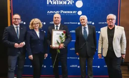czterech mężczyzn i jedna kobieta na tle ściankui tygodnika Zawsze Pomorze