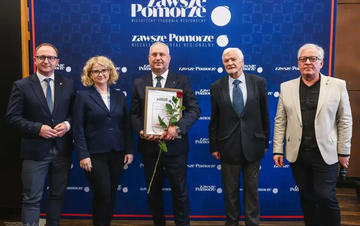 czterech mężczyzn i jedna kobieta na tle ściankui tygodnika Zawsze Pomorze