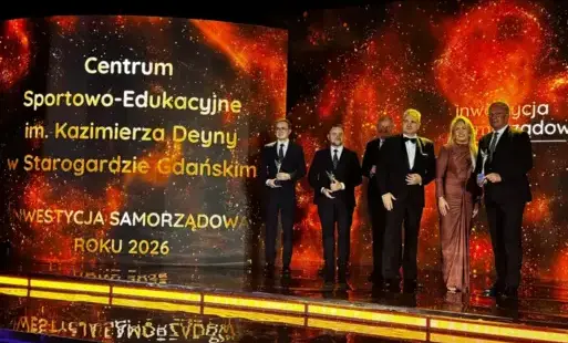 Na scenie kilka osob z nagrodami