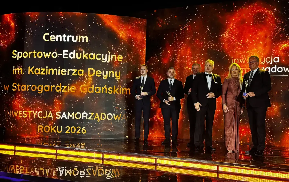 Na scenie kilka osob z nagrodami